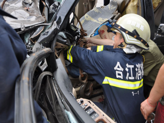 小车钻进客车“肚” 合江消防紧急救援(图2) 小车钻进客车“肚” 合江消防紧急救援(图2)