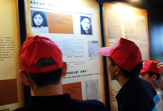 合江县九支中学教职员工参加红色之旅活动(图1)