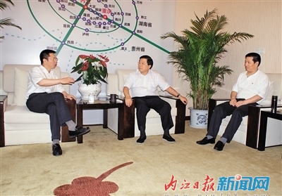 唐利民刘成鸣与省银监局局长王筠权—共商金发展事宜(图1)