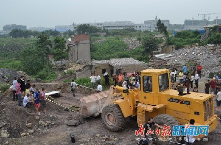 内江：一男子被推土机压得面目全非(图1)