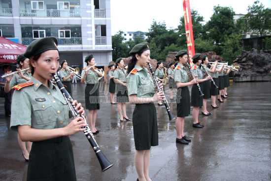 泸州:青春风采飞扬 江阳区女子民兵军乐队活动侧记(图1) 泸州:青春风采飞扬 江阳区女子民兵军乐队活动侧记(图1)