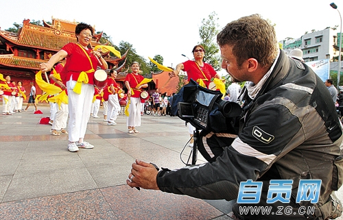 洋警察游自贡&nbsp;15名欧洲“勇士”驶进盐都(图4)