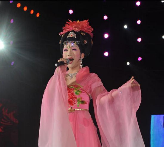 宜宾"红楼梦杯"华夏酒歌会闭幕 颁奖晚会星光璀璨(图4) 宜宾"红楼梦杯"华夏酒歌会闭幕 颁奖晚会星光璀璨(图4)