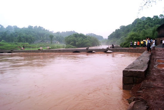 大石乡：洪水封洞渡改桥&nbsp;百姓安全固桥面(图1)