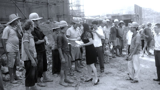 清风送爽&nbsp;江阳区总工会慰问建筑工人(图2)