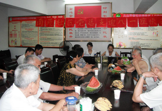 大山坪街道南苑社区党总支召开迎八一座谈会(图1)