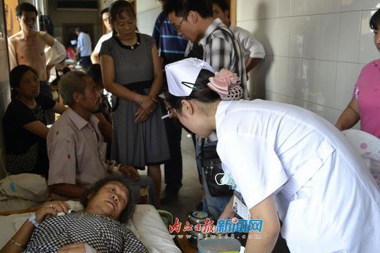 内江资中一客三轮翻倒 两死14伤(图2) 内江资中一客三轮翻倒 两死14伤(图2)