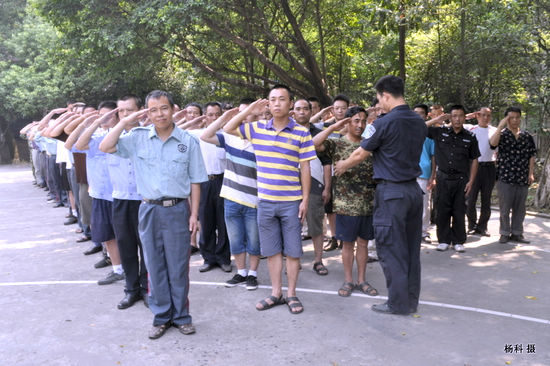 泸州120名校园保安 暑期学“一招制敌”(图1) 泸州120名校园保安 暑期学“一招制敌”(图1)