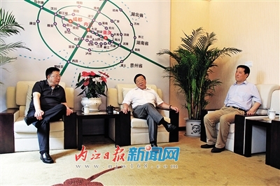 唐利民刘成鸣与省商务厅长谢开华--共商加快内江商业发展(图1)