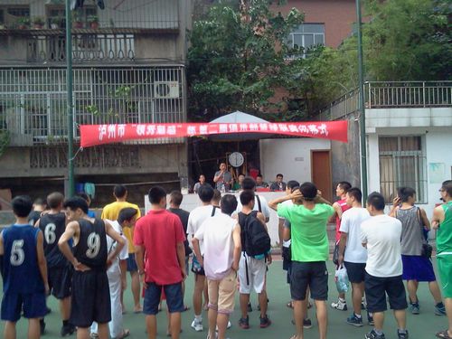 70风队获得泸州市“领秀魅惑杯”篮球联赛冠军(图2) 70风队获得泸州市“领秀魅惑杯”篮球联赛冠军(图2)