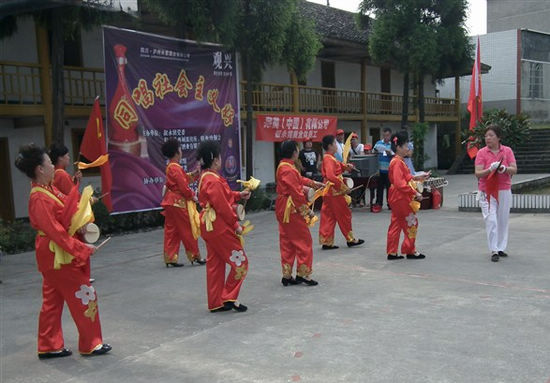 水潦乡:社会关爱走进敬老院&nbsp;文化大餐乐坏五保老人(图1)