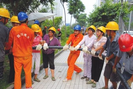 泸州:铺设3公里电缆近30万人解“电荒”(图1) 泸州:铺设3公里电缆近30万人解“电荒”(图1)
