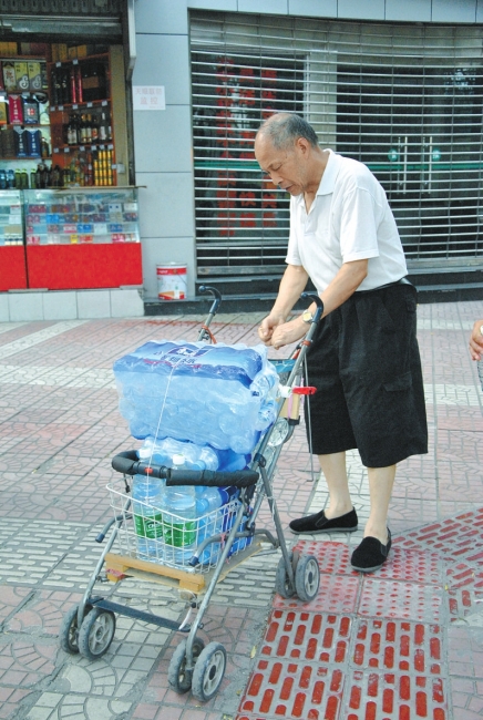 涪江水污染&nbsp;绵阳市民“抢水”(图2)
