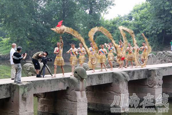 中央电视台《走遍中国》聚焦泸县龙文化(图1)