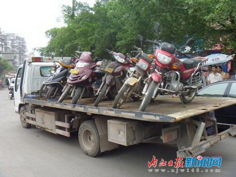 内江警方将"打击夜间飚车"纳入常态化