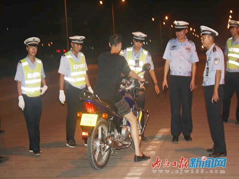 内江警方将"打击夜间飚车"纳入常态化(图1) 内江警方将"打击夜间飚车"纳入常态化(图1)