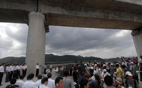 温家宝要求铁道部如实回应事故处理匆忙质疑(图2) 温家宝要求铁道部如实回应事故处理匆忙质疑(图2)