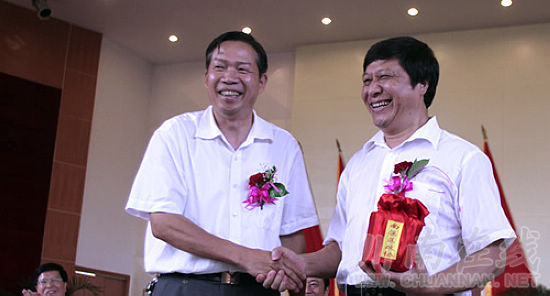 宜宾:南溪撤县设区 大观人民齐欢腾(图1) 宜宾:南溪撤县设区 大观人民齐欢腾(图1)