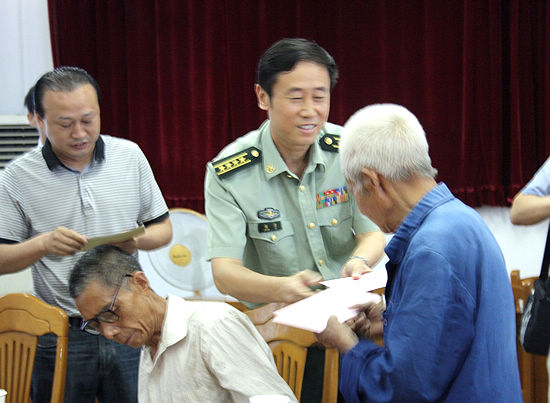 泸州军分区政委张习到龙车慰问退伍老军人(图1) 泸州军分区政委张习到龙车慰问退伍老军人(图1)