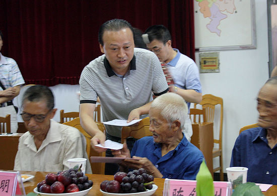 泸州军分区政委张习到龙车慰问退伍老军人