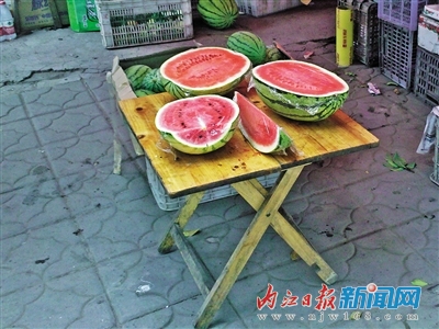 商贩"黄色保鲜膜"包西瓜 可能危害身体(图1) 商贩"黄色保鲜膜"包西瓜 可能危害身体(图1)