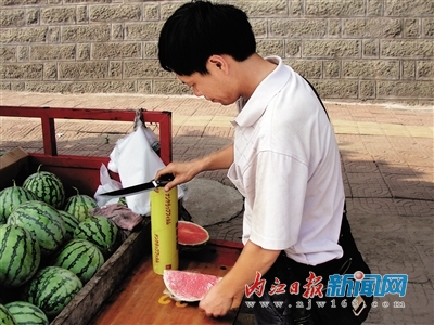 商贩"黄色保鲜膜"包西瓜 可能危害身体(图2) 商贩"黄色保鲜膜"包西瓜 可能危害身体(图2)