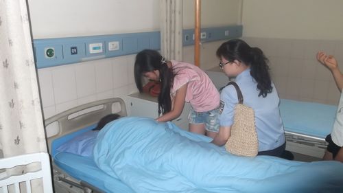 醉酒情侣落水，警民及时施救