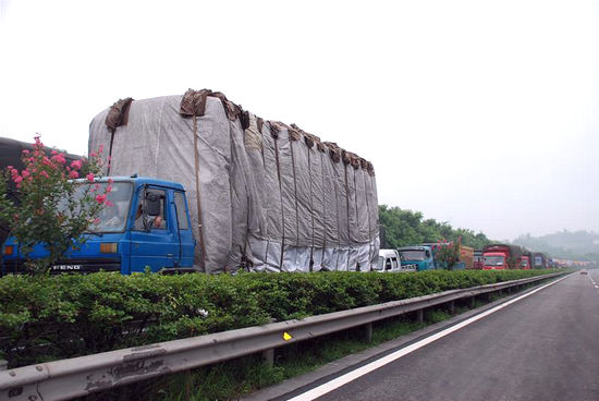 内宜高速货车撞塌天桥 该路段实行紧急交通管制(图3) 内宜高速货车撞塌天桥 该路段实行紧急交通管制(图3)