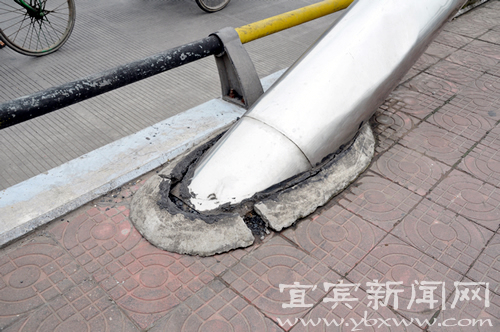 中坝大桥一斜拉钢绳套管发现破裂(图3) 中坝大桥一斜拉钢绳套管发现破裂(图3)