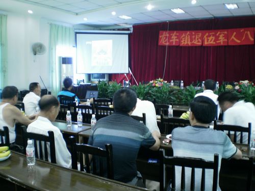 龙车镇：退伍军人谈国防发展，喜迎“八一”