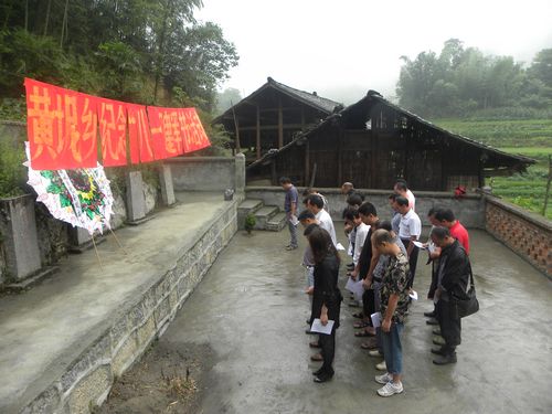 黄坭乡进行“八一”建军节祭扫革命烈士活动