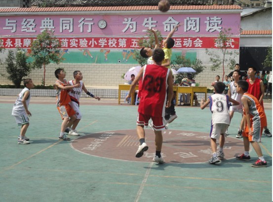 摩尼镇:举办2011年暑期留守儿童运动会(图1) 摩尼镇:举办2011年暑期留守儿童运动会(图1)