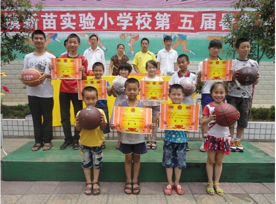 摩尼镇:举办2011年暑期留守儿童运动会(图4) 摩尼镇:举办2011年暑期留守儿童运动会(图4)