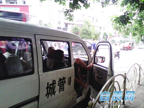 街拍自贡城管陋习&nbsp;公共场所赤脚打瞌睡