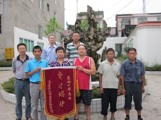 叙永：学子高考中金榜&nbsp;家长感恩送锦旗