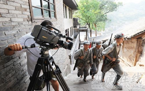 大型文献纪录片《苦难辉煌》在古蔺取景拍摄(图2) 大型文献纪录片《苦难辉煌》在古蔺取景拍摄(图2)