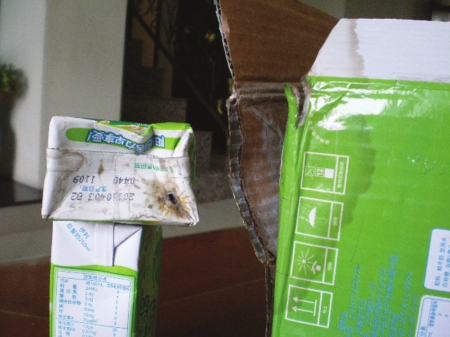 霉菌爬满包装盒&nbsp;这牛奶还能喝？