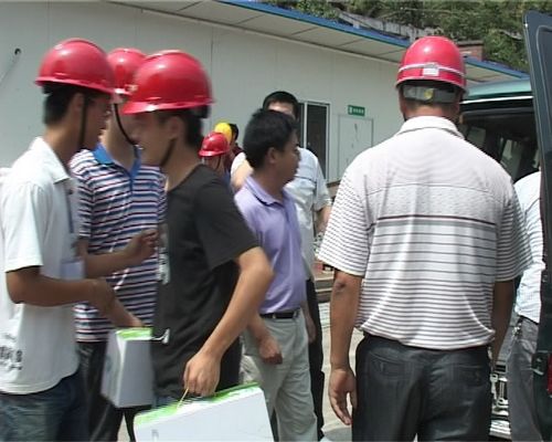 古蔺县总工会副主席彭文政到二郎镇“送清凉”