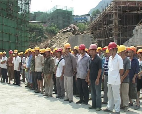 古蔺县总工会副主席彭文政到二郎镇“送清凉”(图2)