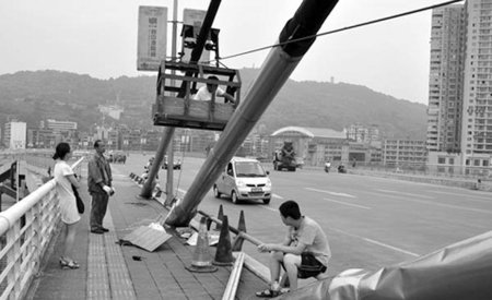 宜宾中坝大桥钢绳套管破裂 修复下周可完成(图2) 宜宾中坝大桥钢绳套管破裂 修复下周可完成
