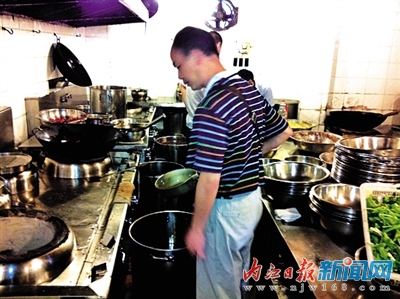 3天&nbsp;内江市城区揪出18家“问题油”火锅店