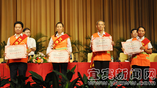 宜宾召开城乡环境综合治理总结暨创建国家卫生城市动员会(图3) 宜宾召开城乡环境综合治理总结暨创建国家卫生城市动员会(图3)