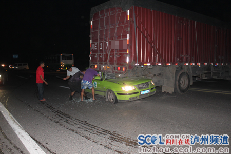 泸州：出租车“激吻”大货车&nbsp;致4人受伤(图2)