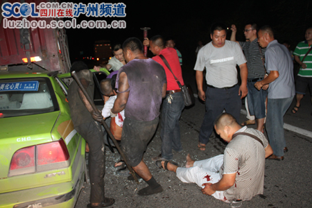 泸州：出租车“激吻”大货车&nbsp;致4人受伤(图3)