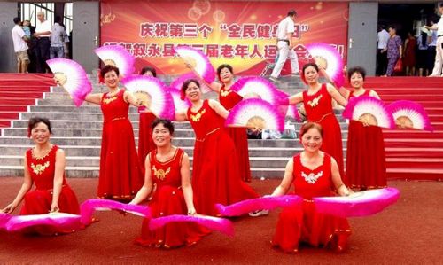 叙永举行全民健身日活动千余老人展示健身(图1) 叙永举行全民健身日活动千余老人展示健身(图1)
