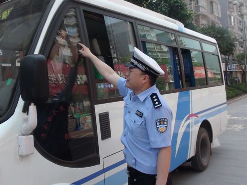 叙永交警大队开展道路交通安全宣传活动(图1) 叙永交警大队开展道路交通安全宣传活动(图1)
