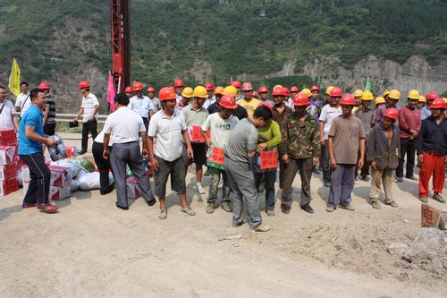 古蔺县纪委监察局工会为两河口工业区“送清凉”(图2) 古蔺县纪委监察局工会为两河口工业区“送清凉”(图2)