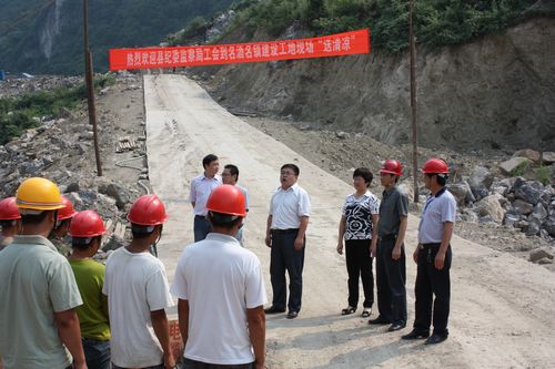 古蔺县纪委监察局工会为两河口工业区“送清凉”(图1) 古蔺县纪委监察局工会为两河口工业区“送清凉”(图1)