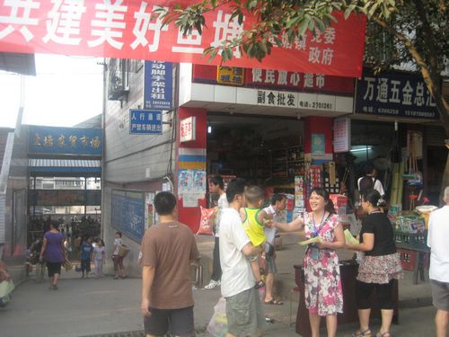 鱼塘镇开展“身边陋习”不文明言行集中宣传活动(图1) 鱼塘镇开展“身边陋习”不文明言行集中宣传活动(图1)