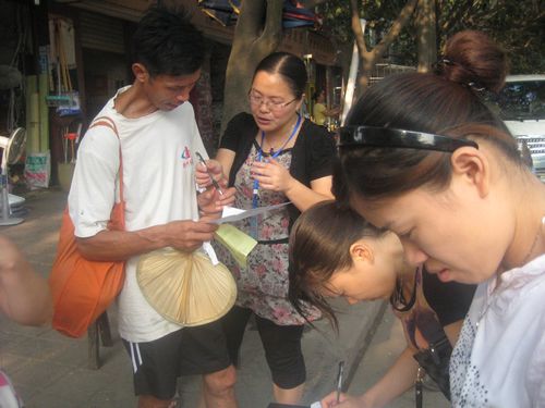 鱼塘镇开展“身边陋习”不文明言行集中宣传活动(图2) 鱼塘镇开展“身边陋习”不文明言行集中宣传活动(图2)